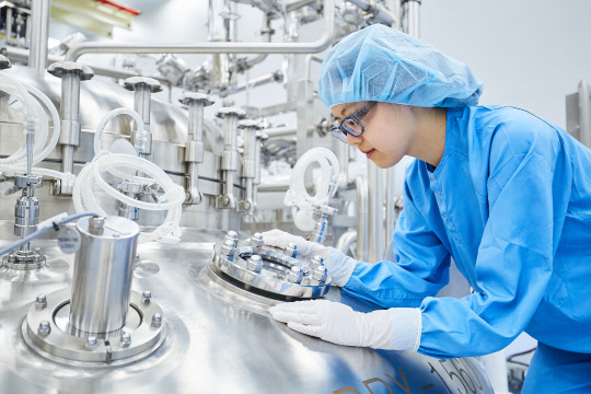 삼성바이오로직스 직원이 생산시설을 둘러보고 있다. <삼성바이오로직스 제공>